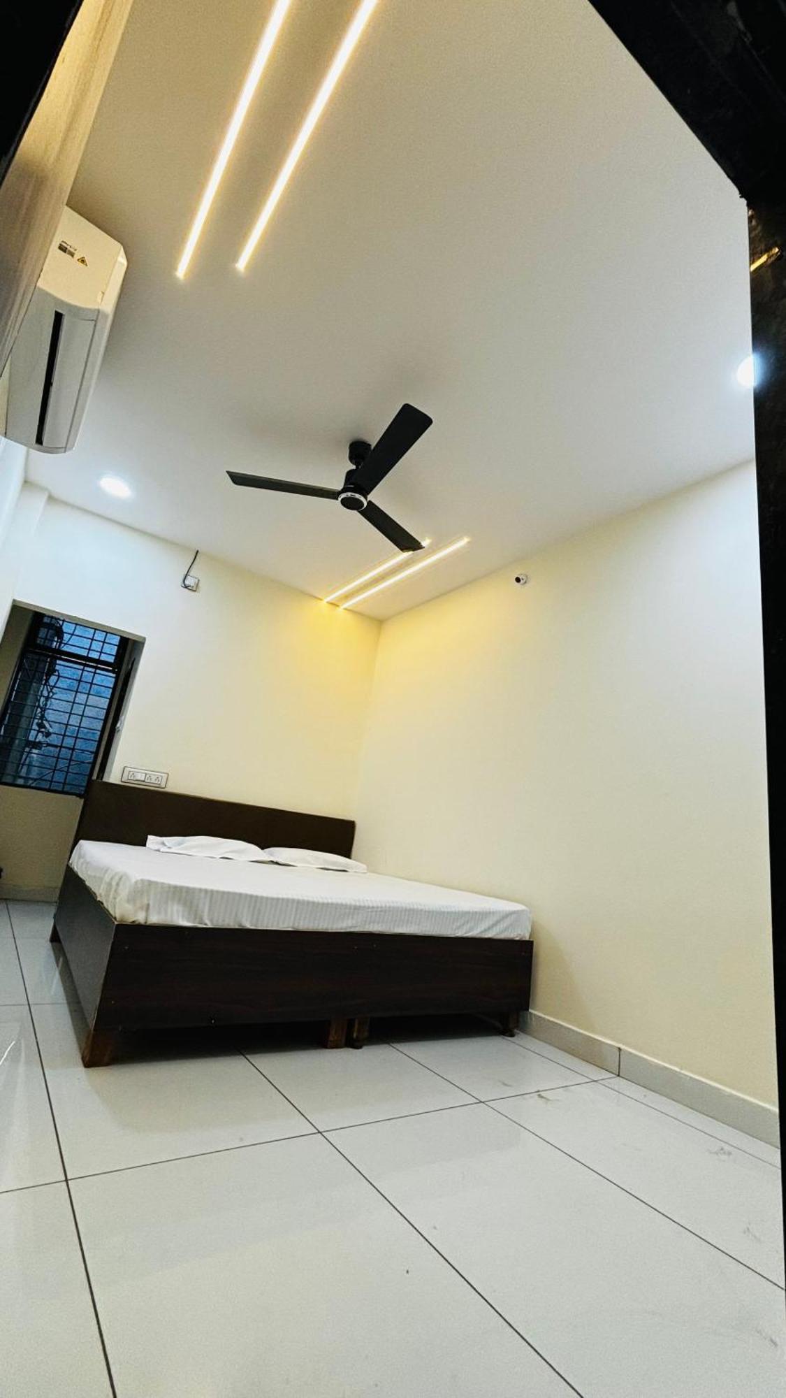 Hotel Shreenidhi Comfort Stay Ujjain Exteriör bild