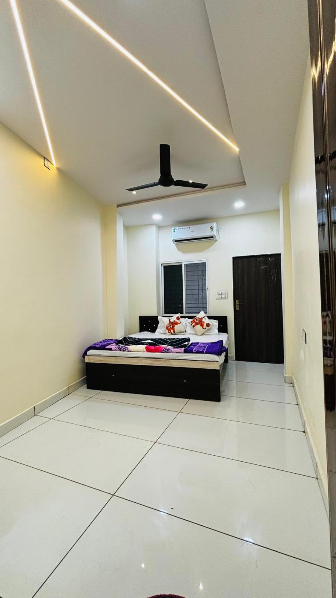 Hotel Shreenidhi Comfort Stay Ujjain Exteriör bild