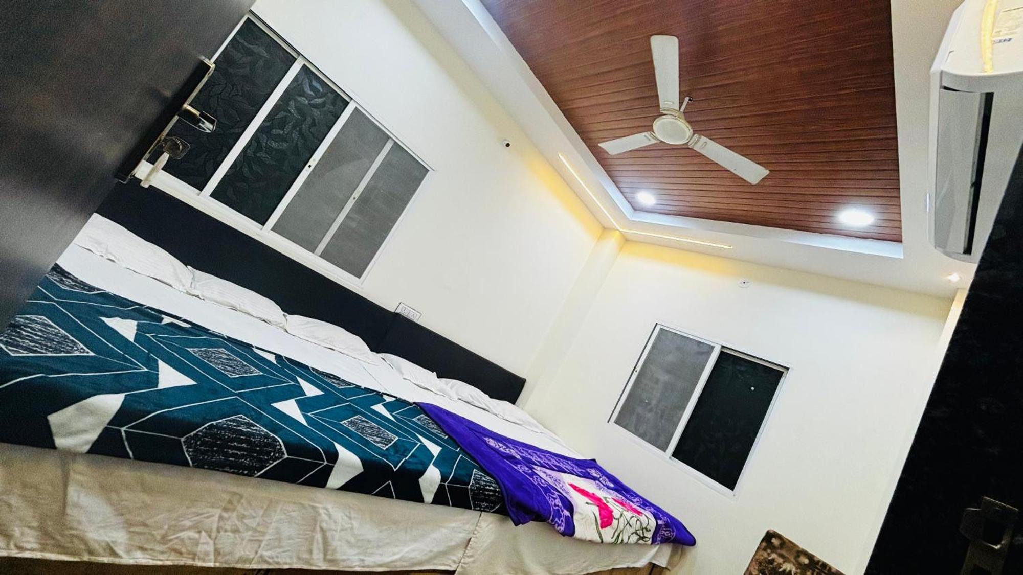 Hotel Shreenidhi Comfort Stay Ujjain Exteriör bild