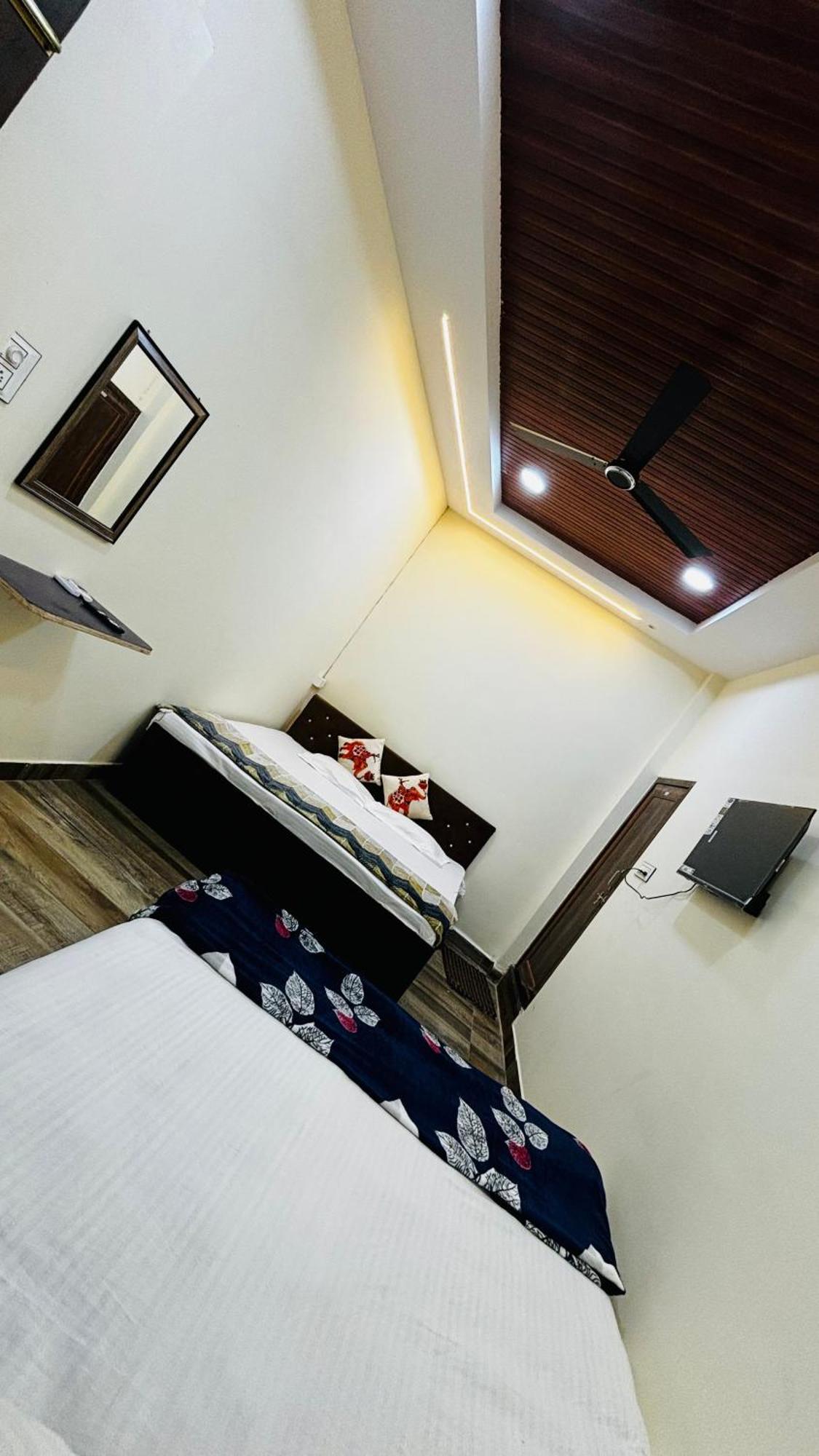 Hotel Shreenidhi Comfort Stay Ujjain Exteriör bild