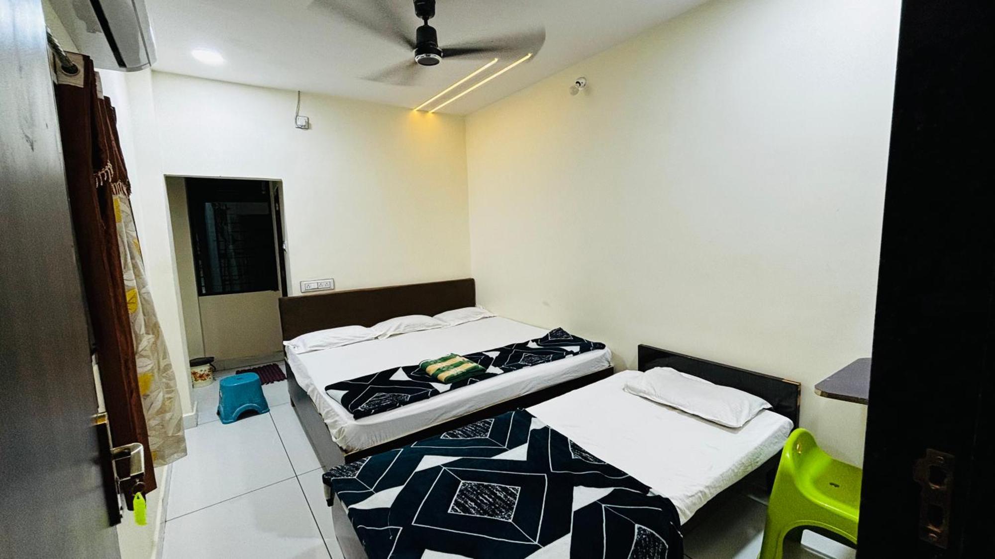 Hotel Shreenidhi Comfort Stay Ujjain Exteriör bild